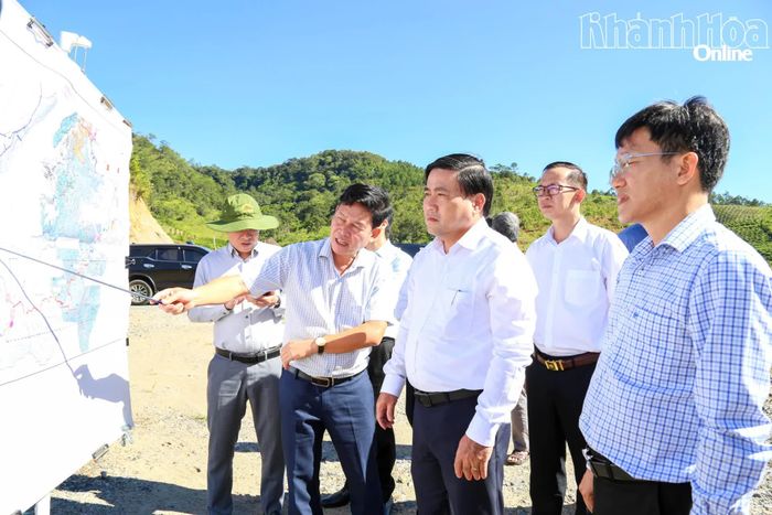 Đồng chí Lâm Đông nghe Ban Quản lý dự án đầu tư xây dựng tỉnh báo cáo tiến độ đầu tư công trình.