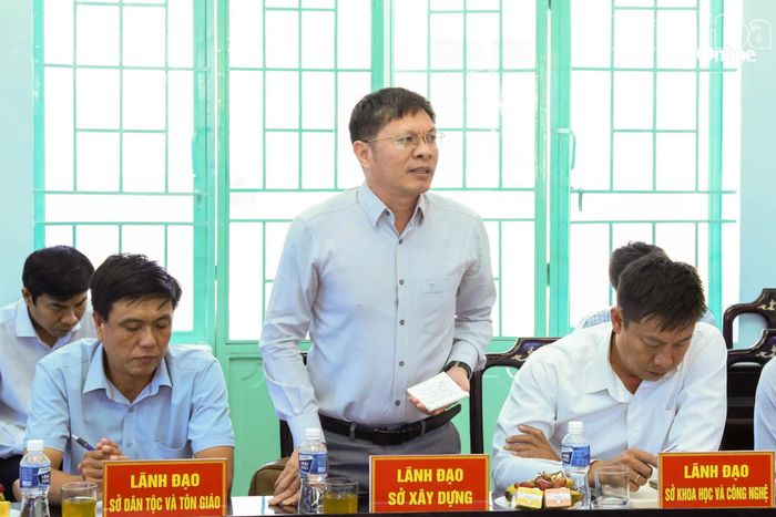 Lãnh đạo Sở Xây dựng trao đổi, làm rõ một số vấn đề liên quan đến đầu tư hạ tầng giao thông trên địa bàn xã Anh Dũng.