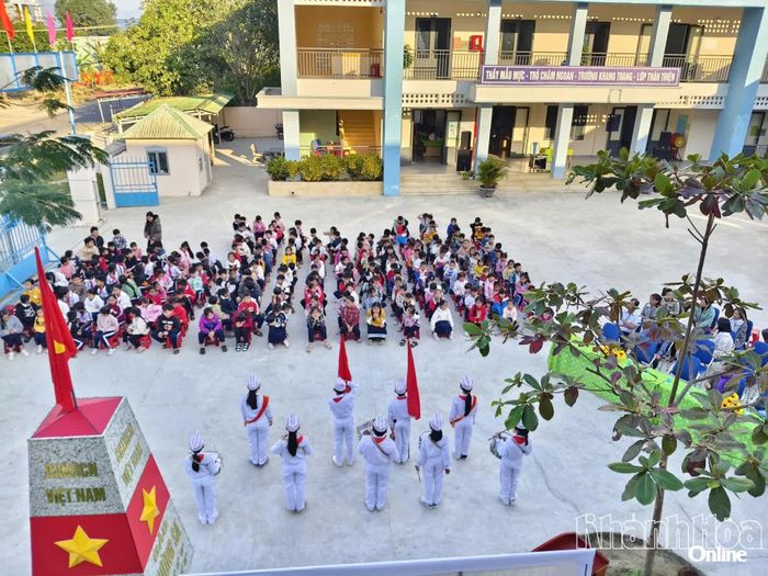 Trường Tiểu học Khánh Bình - Phân hiệu Khánh Đông tổ chức lễ chào cờ dưới mô hình cột mốc Trường Sa.