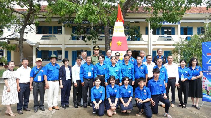 Các đại biểu chụp ảnh lưu niệm cùng Ban Giám hiệu và học sinh trường THCS Đông Ninh Hòa - Phân hiệu Ninh Thủy trong buổi lễ khánh thành cột mốc Trường Sa.