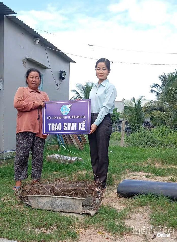 Lãnh đạo Hội Liên hiệp phụ nữ xã Ninh Hải trao sinh kế cho bà Thị Ngữ, thôn Xóm Bằng.
