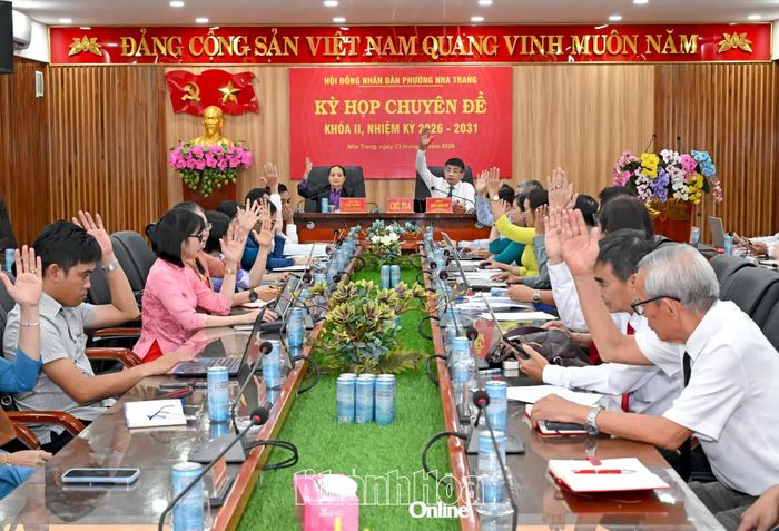 Các đại biểu biểu quyết thông qua một nghị quyết.