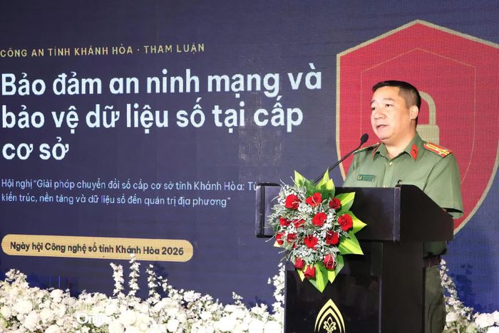 Đại diện Công an tỉnh Khánh Hòa trình bày chuyên đề "Giải pháp bảo đảm an toàn thông tin và bảo vệ dữ liệu số tại cấp cơ sở".