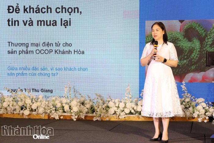 Đại diện Hiệp hội Phần mềm và Dịch vụ công nghệ thông tin Việt Nam trình bày chuyên đề "Ứng dụng thương mại điện tử và giải pháp đưa sản phẩm đặc trưng, OCOP Khánh Hòa lên không gian số".
