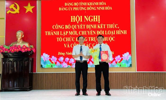 Ông Trương Tấn Hùng - Phó Bí thư Thường trực Đảng ủy phường Đông Ninh Hòa trao quyết định bổ nhiệm ông Nguyễn Đỗ Minh Nhựt - Phó Chánh Văn phòng Đảng ủy phường giữ chức vụ Chánh Văn phòng Đảng ủy phường.