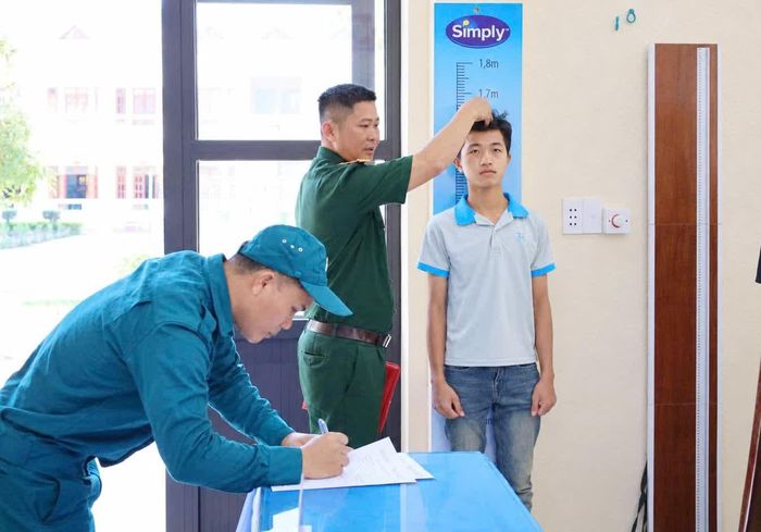 Thanh niên được đo chiều cao trong quá trình khám sơ tuyển sức khỏe nghĩa vụ quân sự.
