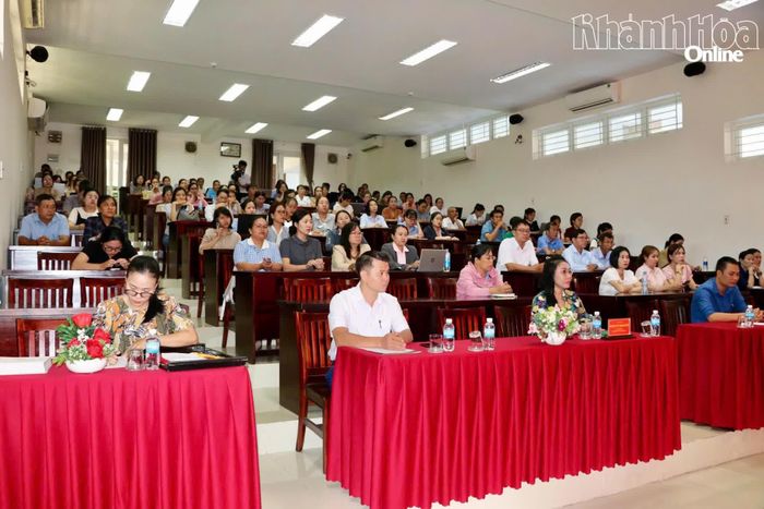 Các đại biểu và học viên dự lễ bế giảng.