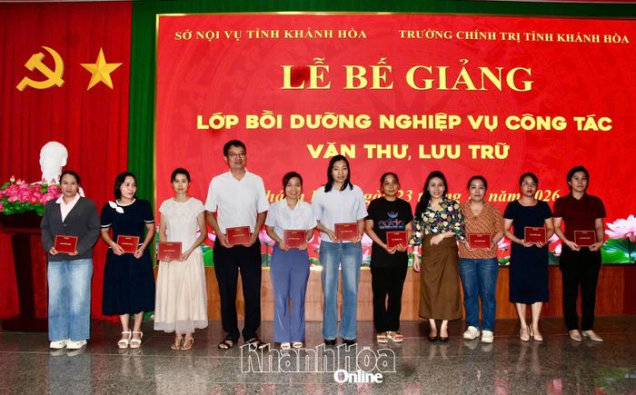 Lãnh đạo Trường Chính trị tỉnh trao giấy chứng nhận hoàn thành chương trình bồi dưỡng cho các học viên.