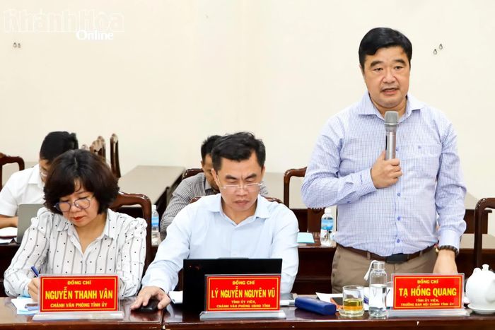 Đồng chí Tạ Hồng Quang phát biểu tại buổi làm việc.