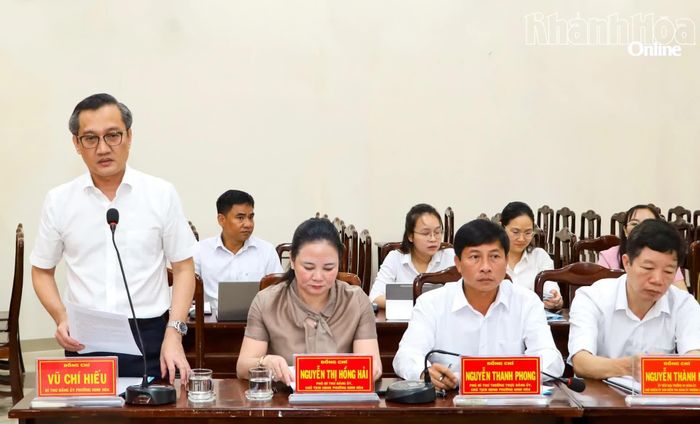 Ông Vũ Chí Hiếu - Bí thư Đảng ủy phường Ninh Hòa báo cáo các nội dung tại buổi làm việc.