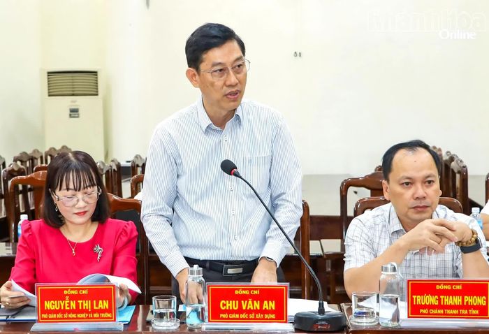 Ông Chu Văn An - Phó Giám đốc Sở Xây dựng trao đổi một số nội dung tại buổi làm việc.