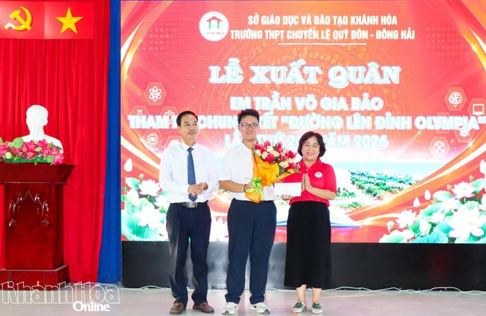 Lãnh đạo nhà trường tặng hoa và quà cho thí sinh Trần Võ Gia Bảo.