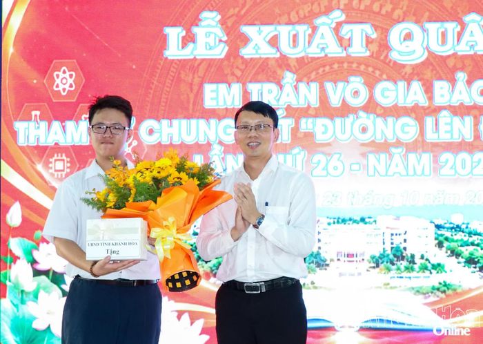 Đồng chí Nguyễn Thanh Hà tặng hoa và quà động viên, cổ vũ thí sinh Trần Võ Gia Bảo.