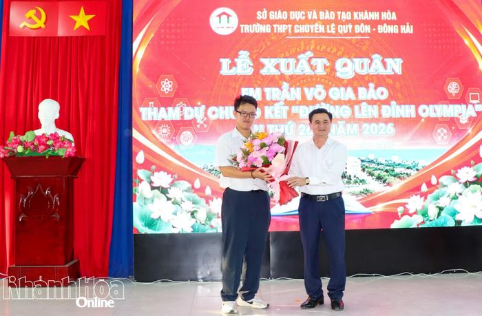 Lãnh đạo Sở Giáo dục và Đào tạo tặng hoa cho thí sinh Trần Võ Gia Bảo.