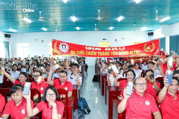Đông đảo thầy cô và học sinh cổ vũ, động viên thí sinh Trần Võ Gia Bảo tham dự vòng chung kết.