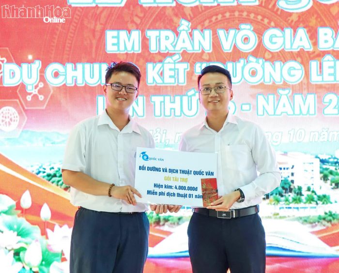 Đại diện đơn vị tài trợ tặng quà cho thí sinh Trần Võ Gia Bảo.