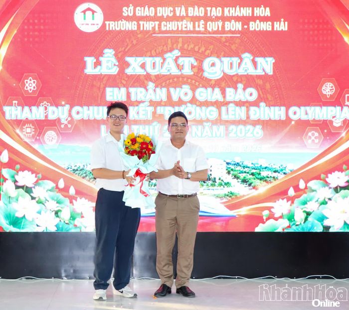 Lãnh đạo phường Đông Hải tặng hoa cho thí sinh Trần Võ Gia Bảo.