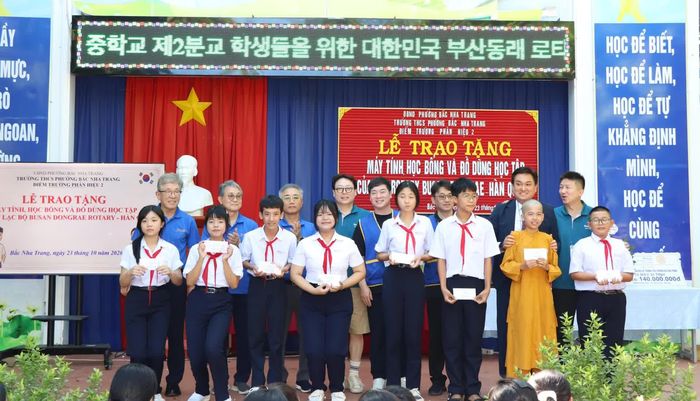Đại diện đơn vị tài trợ trao học bổng cho học sinh.