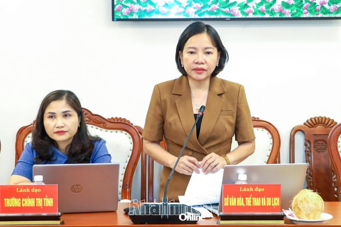 Bà Thái Thị Lệ Hằng - Giám đốc Sở Văn hóa, Thể thao và Du lịch trao đổi một số nội dung tại buổi làm việc.