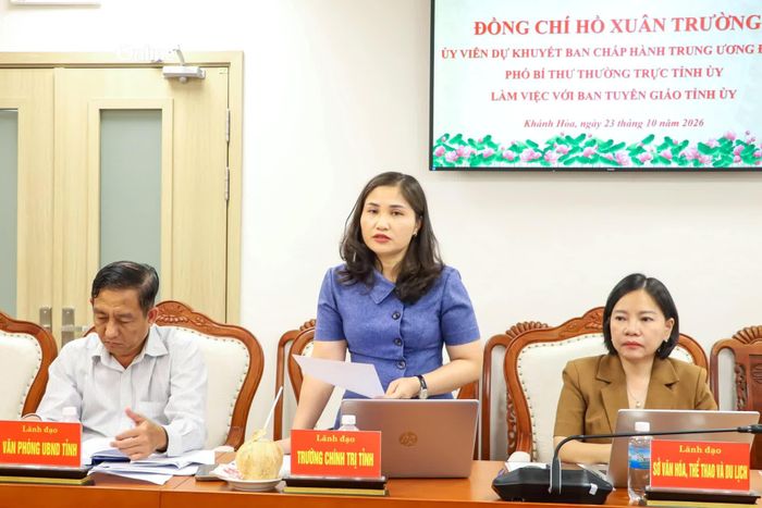 Bà Lưu Hồng Vân - Hiệu trưởng Trường Chính trị tỉnh trao đổi một số nội dung tại buổi làm việc.