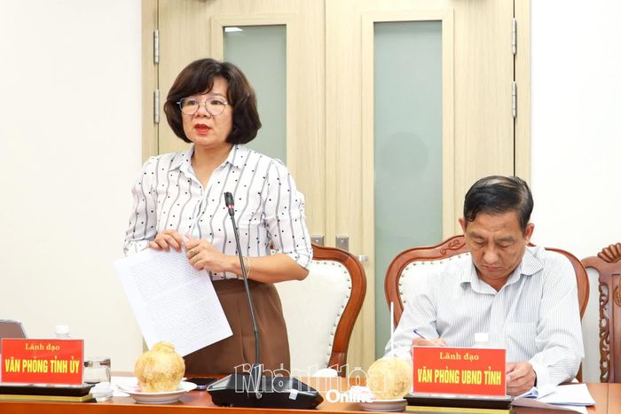 Bà Nguyễn Thanh Vân - Chánh Văn phòng Tỉnh ủy trao đổi một số nội dung tại buổi làm việc.