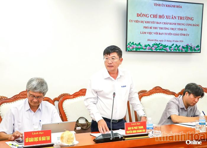 Ông Lê Hoàng Triều - Giám đốc Báo và Phát thanh, Truyền hình Khánh Hòa trao đổi một số nội dung tại buổi làm việc.