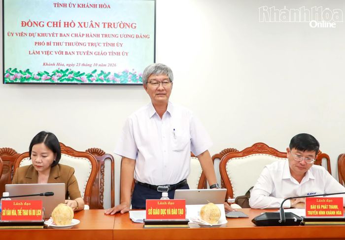 Ông Lê Đình Thuần - Phó Giám đốc Sở Giáo dục và Đào tạo trao đổi một số nội dung tại buổi làm việc.