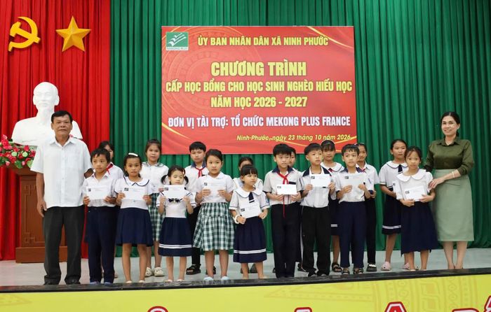 Ban tổ chức trao học bổng cho các học sinh.