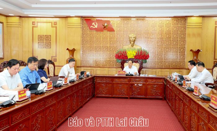 Quang cảnh cuộc họp.