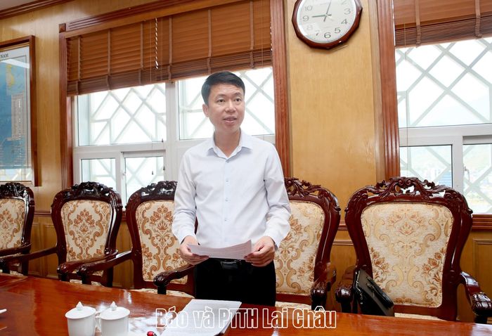 Lãnh đạo Sở Tài chính trình bày Dự thảo Nghị quyết dự kiến bố trí vốn ngân sách địa phương giai đoạn 2026-2030 để thực hiện dự án đường cao tốc Bảo Hà - Lai Châu (CT.13) (đoạn qua địa phận tỉnh Lai Châu).