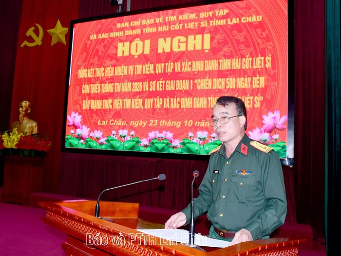 Đại tá Mai Văn Tốc - Phó Chủ nhiệm Cục Hậu cần - Kỹ thuật Quân khu, Phó Trưởng Ban Chỉ đạo về tìm kiếm quy tập và xác định danh tính hài cốt liệt sĩ Quân khu 2 phát biểu chỉ đạo tại hội nghị.