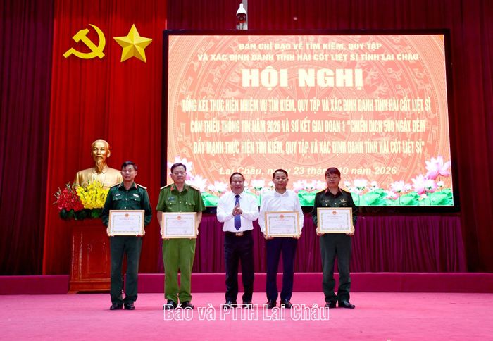 Đồng chí Tống Thanh Hải - Ủy viên Ban Thường vụ Tỉnh ủy, Phó Chủ tịch Thường trực UBND tỉnh, Trưởng Ban Chỉ đạo về tìm kiếm, quy tập và xác định danh tính hài cốt liệt sĩ tỉnh tặng Bằng khen cho các tập thể, cá nhân.