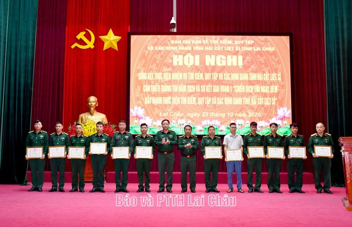 Lãnh đạo Bộ Chỉ huy Quân sự tỉnh tặng giấy khen cho các tập thể, cá nhân.