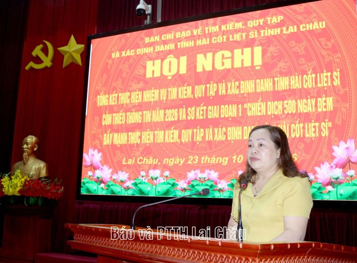 Đồng chí Vũ Thị Thu Hương - Phó Giám đốc Báo và Phát thanh Truyền hình tỉnh phát biểu tham luận tại hội nghị.