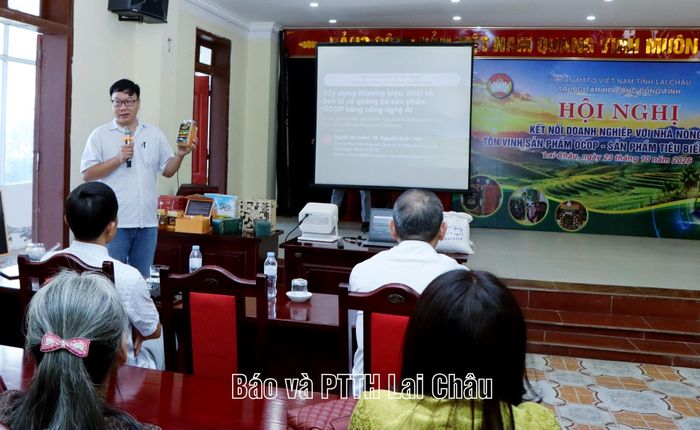Tiến sỹ Nguyễn Quốc Việt - Viện trưởng Viện Khoa học Quản lý và sáng tạo ứng dụng hướng dẫn, chia sẻ các giải pháp thiết thực về "Cách xây dựng thương hiệu, hình ảnh và quảng bá sản phẩm bằng công nghệ AI" tới đại diện các doanh nghiệp, hợp tác xã tổ hợp tác, các chủ thể OCOP, hộ sản xuất nông sản của tỉnh.