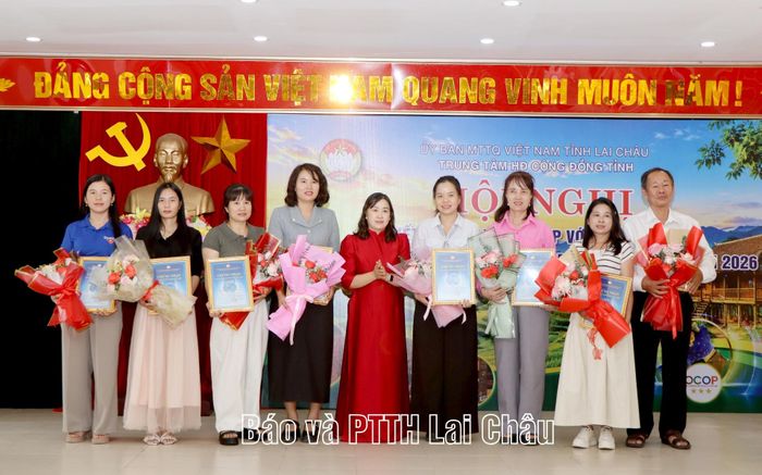 Lãnh đạo Viện Khoa học Quản lý và sáng tạo ứng dụng và Trung tâm Hoạt động Cộng đồng tỉnh tôn vinh, tặng quà các doanh nghiệp, hợp tác xã, tổ hợp tác, các chủ thể OCOP, hộ sản xuất nông sản trên địa bàn tỉnh.