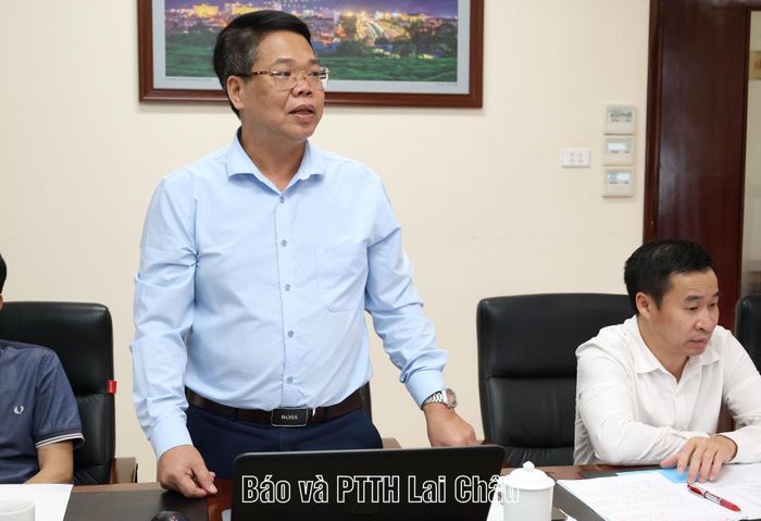 Lãnh đạo Sở Y tế thảo luận tại hội nghị.  