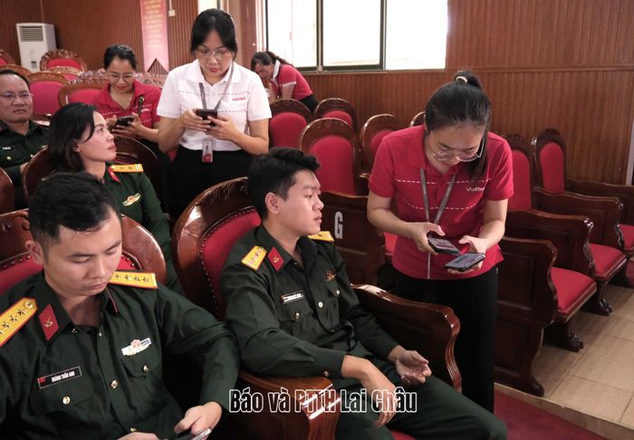 Cán bộ Viettel Lai Châu hướng dẫn các chiến sỹ Bộ Chỉ huy Quân sự tỉnh sử dụng ứng dụng Viettel Tammi.