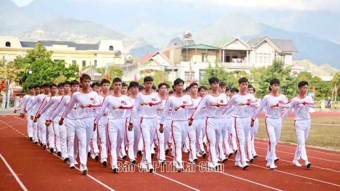 Diễu hành biểu dương lực lượng các khối và các đoàn vận động viên.