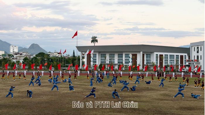 Chương trình biểu diễn văn nghệ và võ thuật.