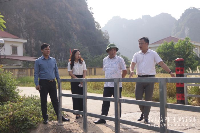 Đoàn công tác của Ban Văn hóa - Xã hội HĐND tỉnh khảo sát một số khu vực cầu, ngầm thường xảy ra ngập úng tại xã Thiện Tân
