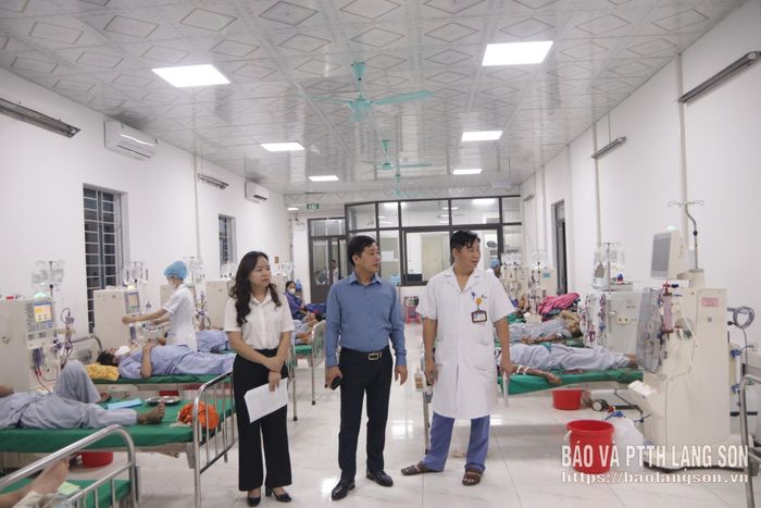 Lãnh đạo Ban Văn hóa - Xã hội HĐND tỉnh khảo sát tại TTYT khu vực Hữu Lũng, xã Hữu Lũng