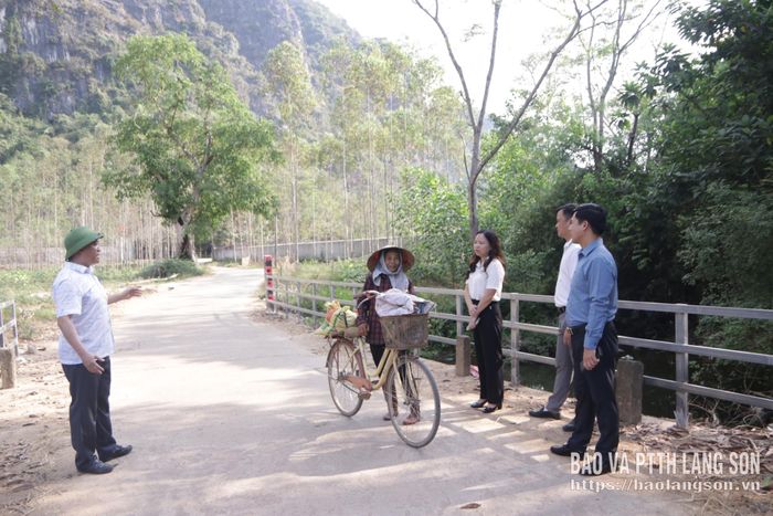 Người dân xã Thiện Tân chia sẻ tình trạng ngập úng với đoàn khảo sát