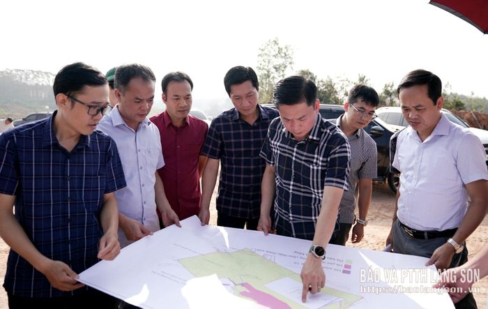 Đồng chí Đinh Hữu Học, Ủy viên Ban Thường vụ Tỉnh ủy, Phó Chủ tịch Thường trực UBND tỉnh xem phương án thi công của dự án Cụm Công nghiệp Na Dương 1