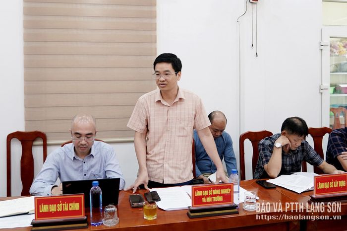 Lãnh đạo Sở Nông nghiệp và Môi trường báo cáo một số nội dung liên quan tại buổi kiểm tra