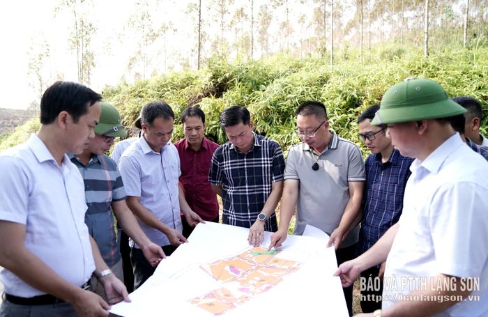 Đồng chí Đinh Hữu Học, Ủy viên Ban Thường vụ Tỉnh ủy, Phó Chủ tịch Thường trực UBND tỉnh nghe nhà đầu tư dự án Cụm Công nghiệp Na Dương 2 báo cáo tiến độ giải phóng mặt bằng của dự án