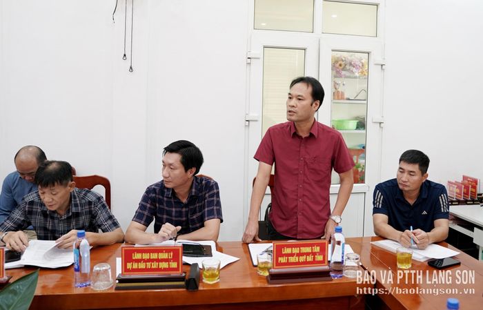 Lãnh đạo Trung tâm Phát triển quỹ đất tỉnh báo cáo tình hình chi trả tiền bồi thường giải phóng mặt bằng của các dự án tại buổi kiểm tra