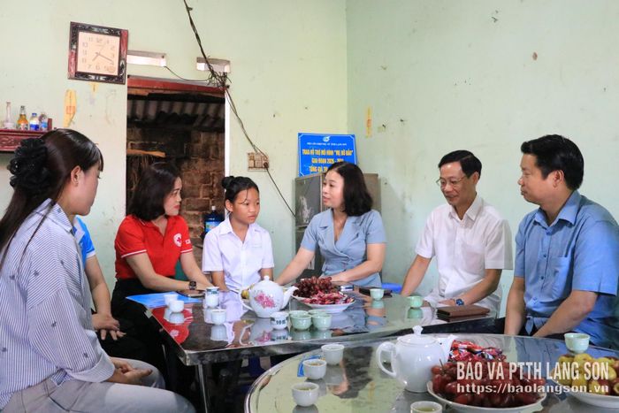 Lãnh đạo Hội LHPN tỉnh thăm hỏi, động viên em Hoàng Thùy Trang