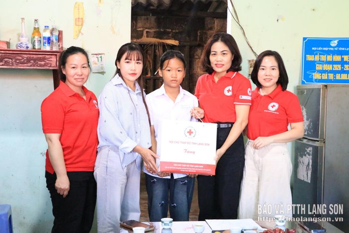 Lãnh đạo Hội Chữ thập đỏ tỉnh tặng quà em Hoàng Thùy Trang