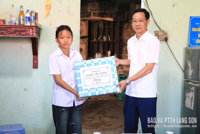 Lãnh đạo Ủy ban MTTQ Việt Nam tỉnh tặng quà em Hoàng Thùy Trang